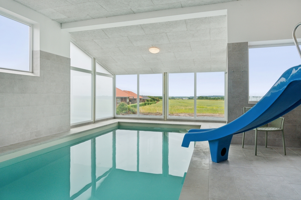 Sommerhus 645 er indrettet med en lækker poolafdeling med vandrutsjebane, dejlig stor indbygget spabad og sauna