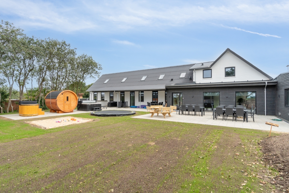 I Limfjorden ligger dette fine poolhus nr. 645 med plads til 40 personer.