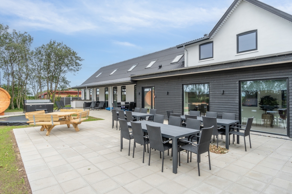 Luksushus nr. 645 har en dejlig terrasse med gode havemøbler til 40 personer.