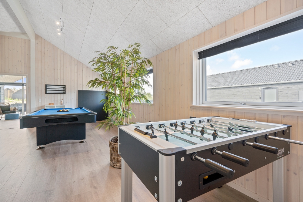 Luksushus 763 til 16 personer byder på et stort aktivitetsrum med bl.a. billard og dart