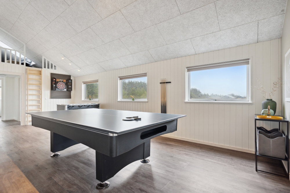 Ud over de mange timer, man kan bruge i husets pool-afdeling, så byder luksushus 765 også på billard/bordtennis og dart