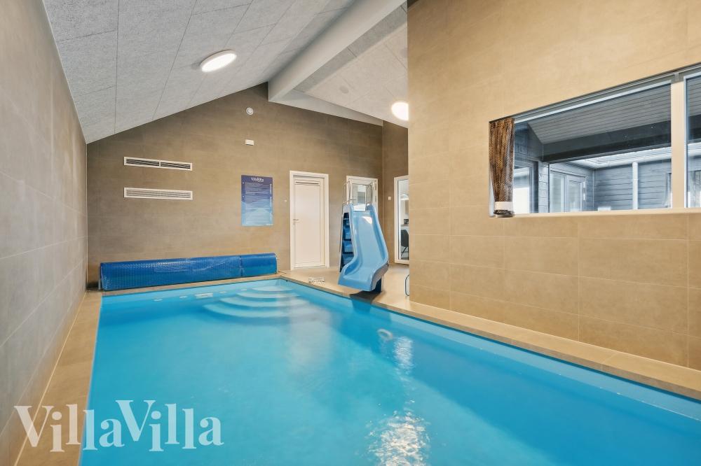 Sommerhus 765 er indrettet med en lækker poolafdeling med vandrutsjebane, dejlig stor indbygget spabad og sauna