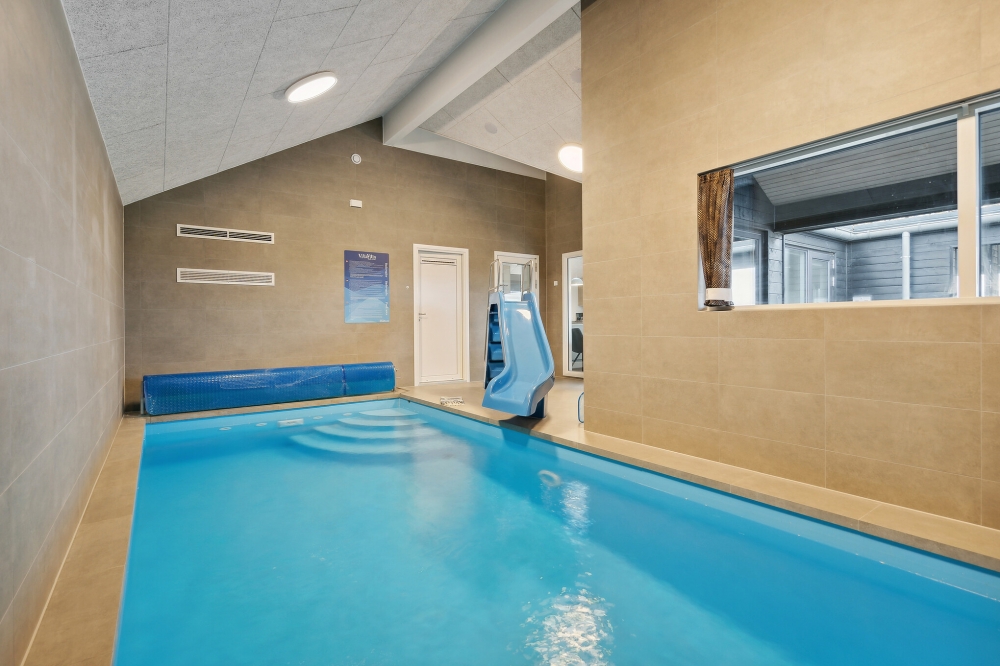 Sommerhus 765 er indrettet med en lækker poolafdeling med vandrutsjebane, dejlig stor indbygget spabad og sauna