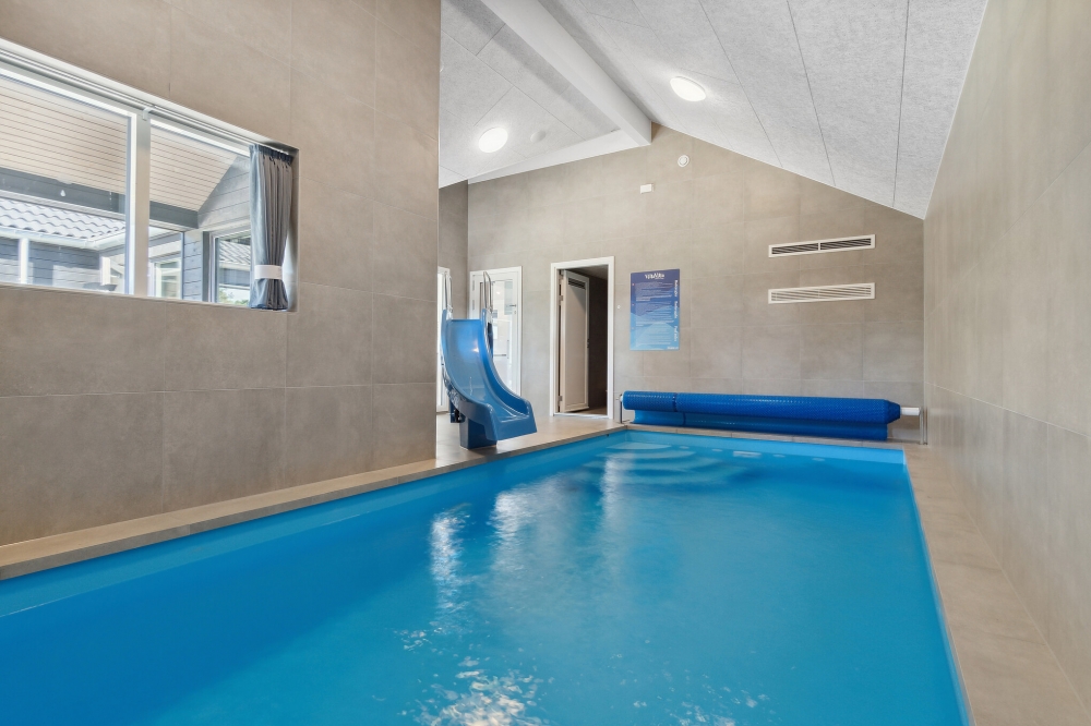 Sommerhus 766 er indrettet med en lækker poolafdeling med vandrutsjebane, dejlig stor indbygget spabad og sauna