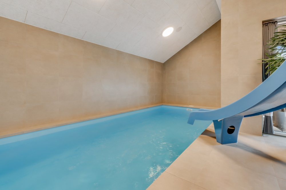 Sommerhus 655 er indrettet med en lækker poolafdeling med vandrutsjebane, dejlig stor indbygget spabad og sauna