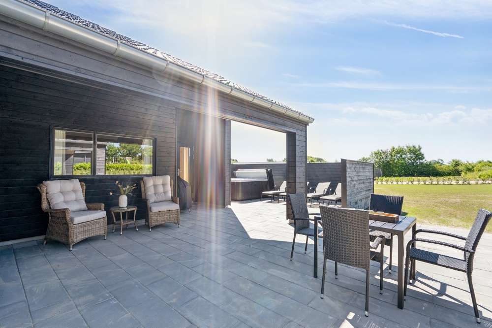Luksushus nr. 657 har en dejlig terrasse med gode havemøbler til 20 personer.
