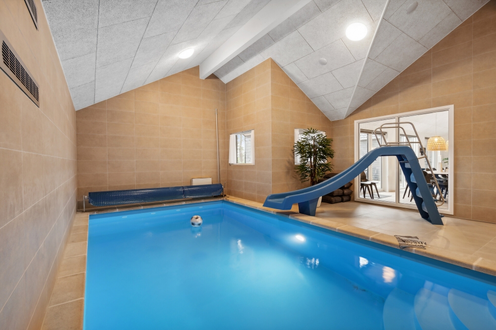 Sommerhus 658 er indrettet med en lækker poolafdeling med vandrutsjebane, dejlig stor indbygget spabad og sauna