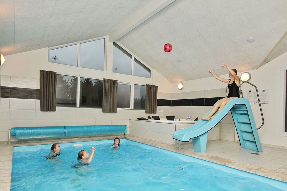 I husets indbydende pool kan der svømmes og bades i timevis og derefter slappes af i sauna eller spabad