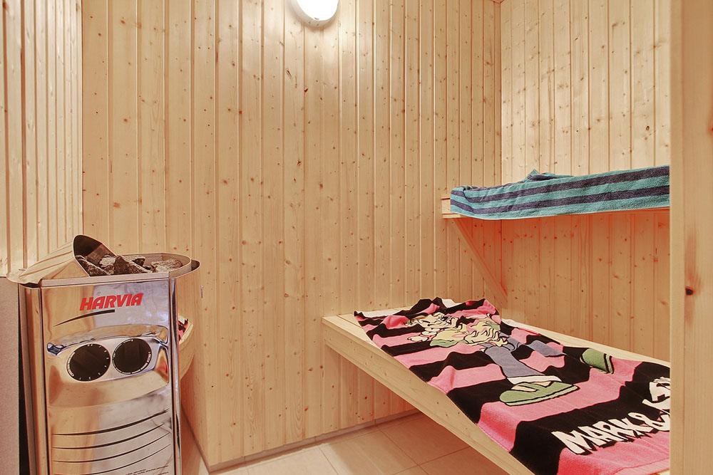 Efter en frisk gå-tur til vandet eller en tur i poolen, kan man lade sig varme godt igennem i saunaen
