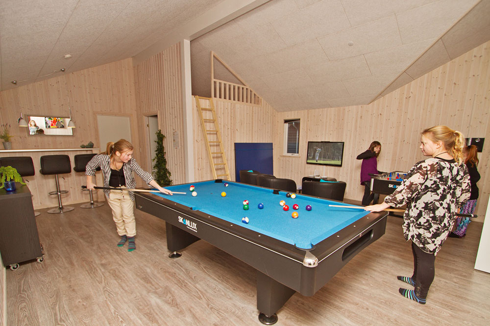Aktive gæster kan dyste mod hinanden i aktivitetsrummet, hvor der er mulighed for billard/bordtennis, fodboldspil og dart