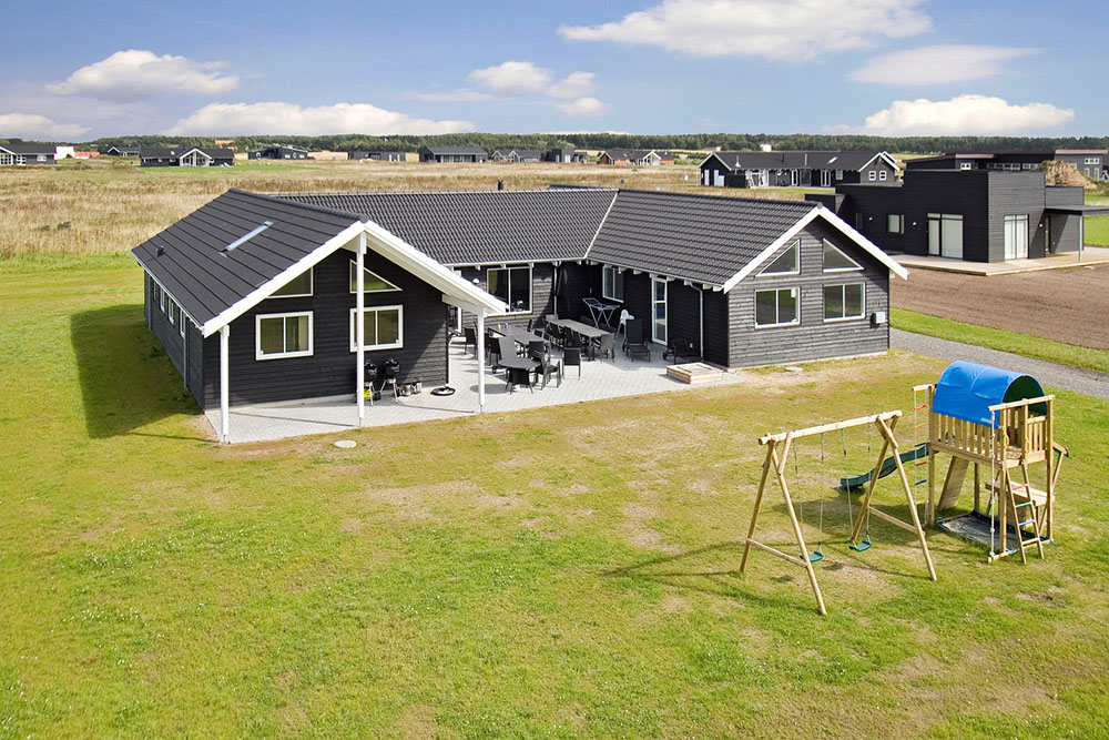 Dette skønne poolhus i Nr. Lyngby nær Vesterhavet fyldt med aktiviteter sikrer en sjov ferie for alle uanset vejr og årstid