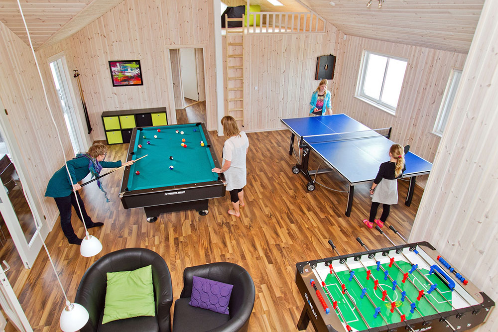 I aktivitetsrummet er der ingen undskyldning for at sidde stille - her kan dystes i både billard, bordtennis, dart og bordfodbold