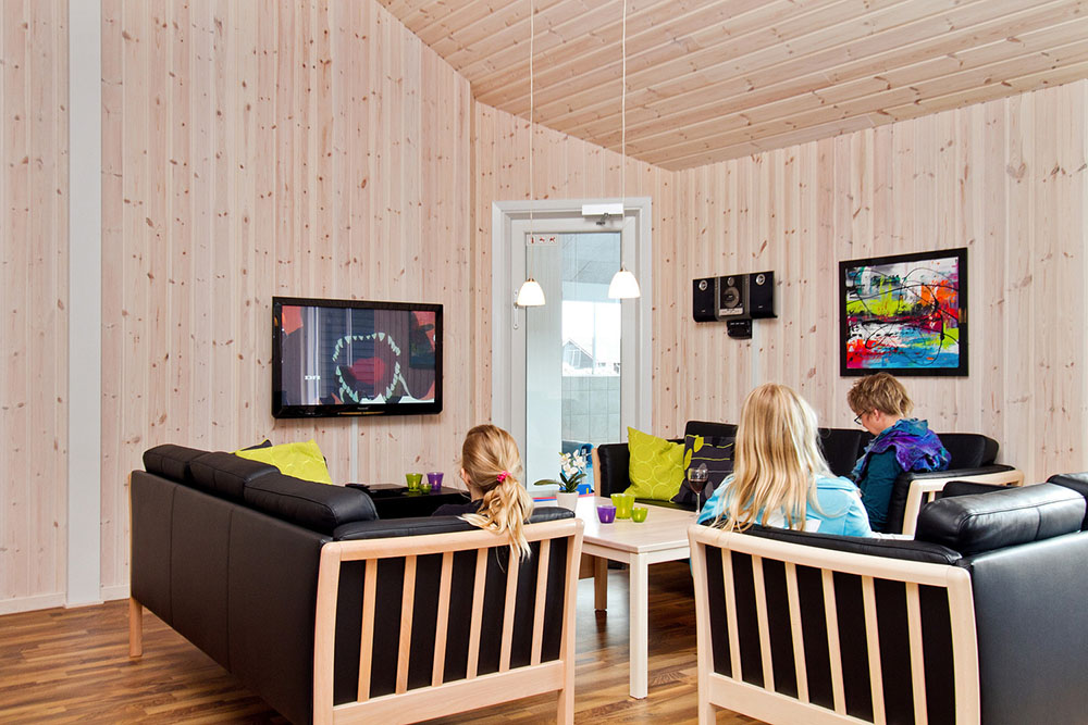 Fra den komfortable sofagruppe med fladskærms-tv og DVD er der kig til poolrummet