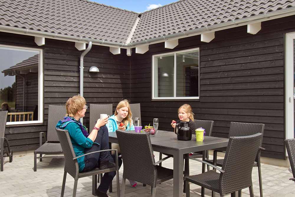 Den danske sommer kan nydes på den store terasse, og til de yngste er der lavet sandkasse og gynger
