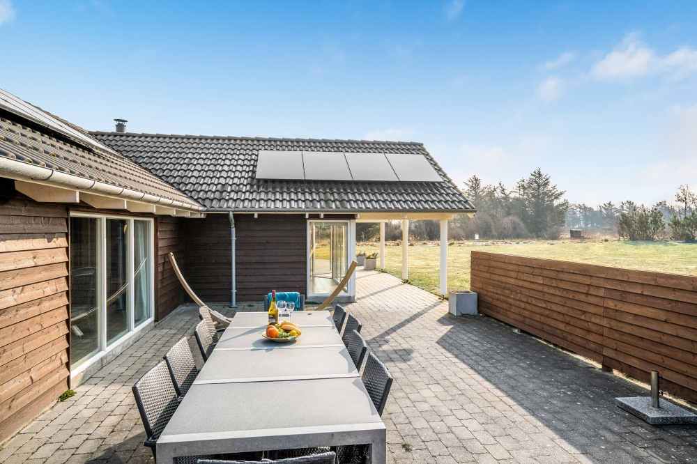 Nyd en grillaften på terrassen i luksushus nr. 236 i Nordjylland