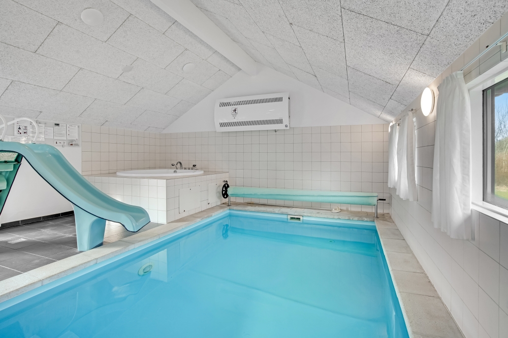 Sommerhus 236 er indrettet med en lækker poolafdeling med vandrutsjebane, dejlig stor indbygget spabad og sauna