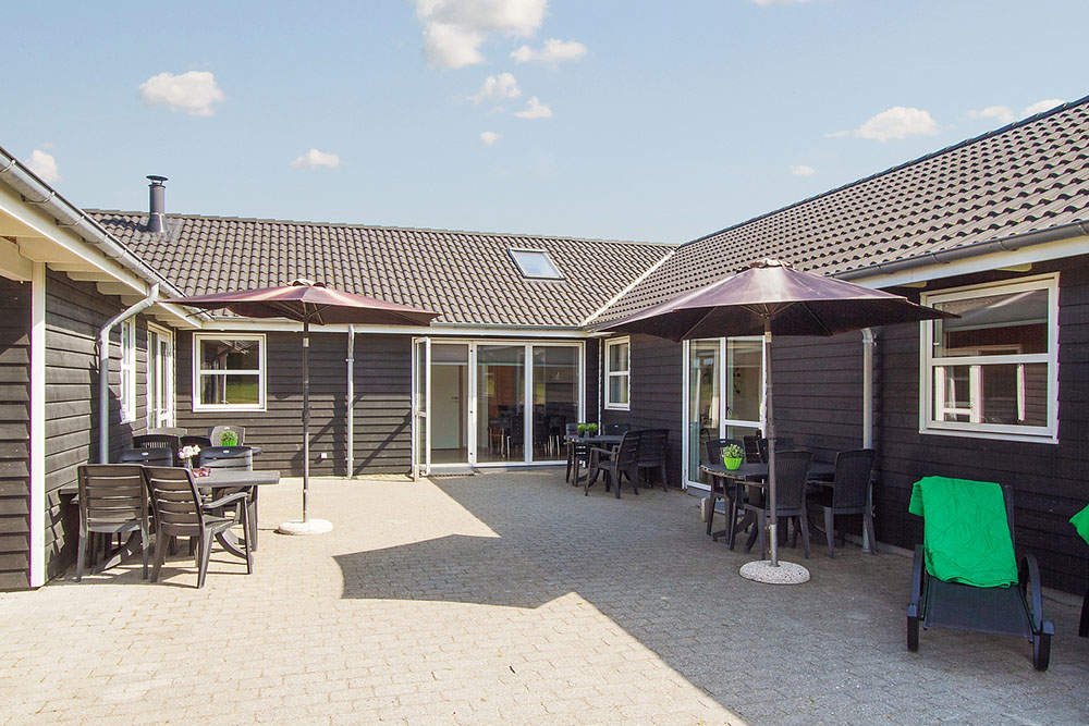 Husets gæster råder endvidere over en stor terrasse (delvist overdækket) med havemøbler, liggestole og grill