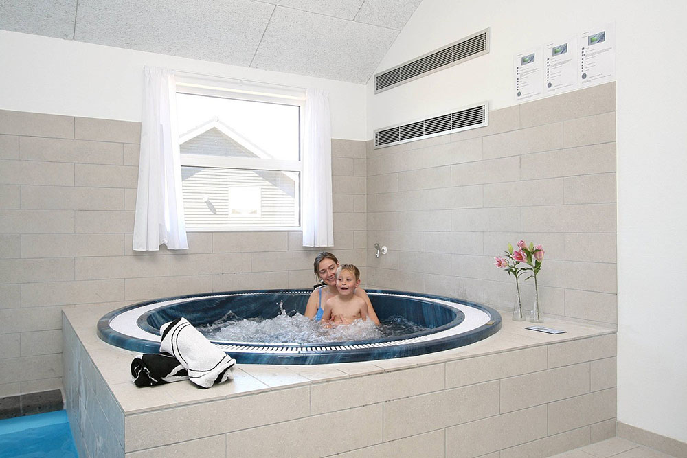 Er man mere til afslapning og wellness er husets 4-6 personers spa eller sauna det oplagte valg