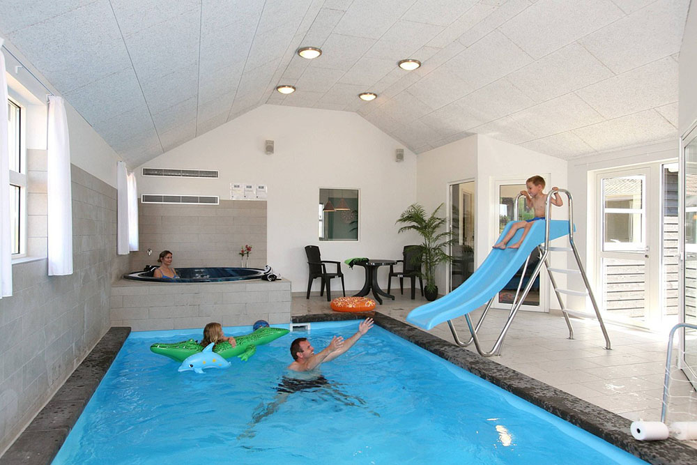 Hop bare i - poolen på 21 m2 har både undervandslys, modstrømsanlæg og rutsjebane