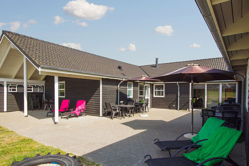 Nyd en grillaften på terrassen i luksushus nr. 196 i Nordjylland