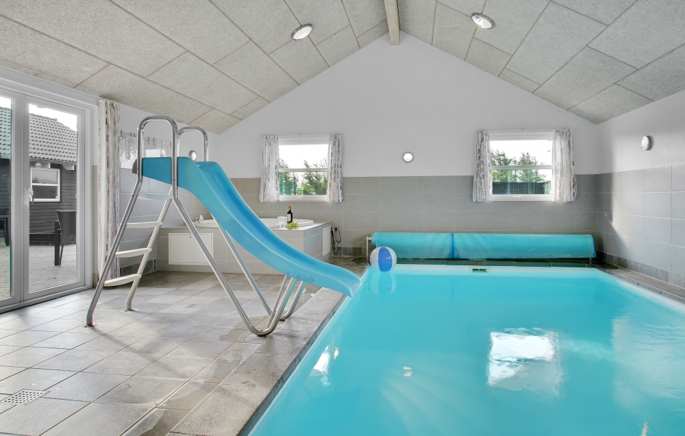 Sommerhus 194 er indrettet med en lækker poolafdeling med vandrutsjebane, dejlig stor indbygget spabad og sauna