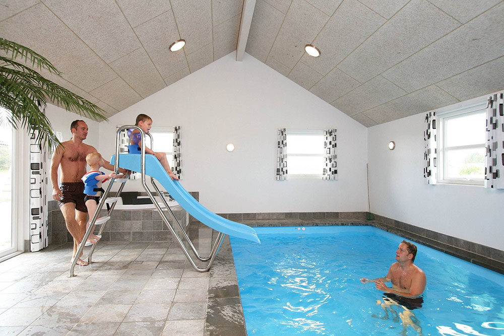 Sommerhuset har en dejlig luksuriøs poolafdeling med stor pool, vandrutsjebane og et stort spabad samt sauna