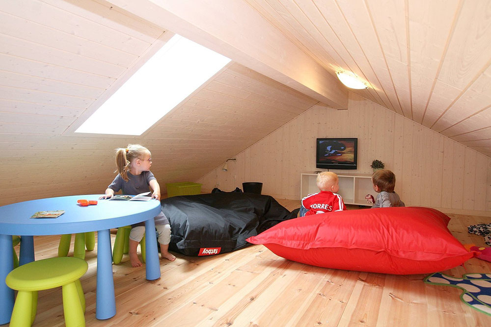 Den ene hems er indrettet til børn og unge med fladskærms-tv med DVD, sækkestole og børnemøbler