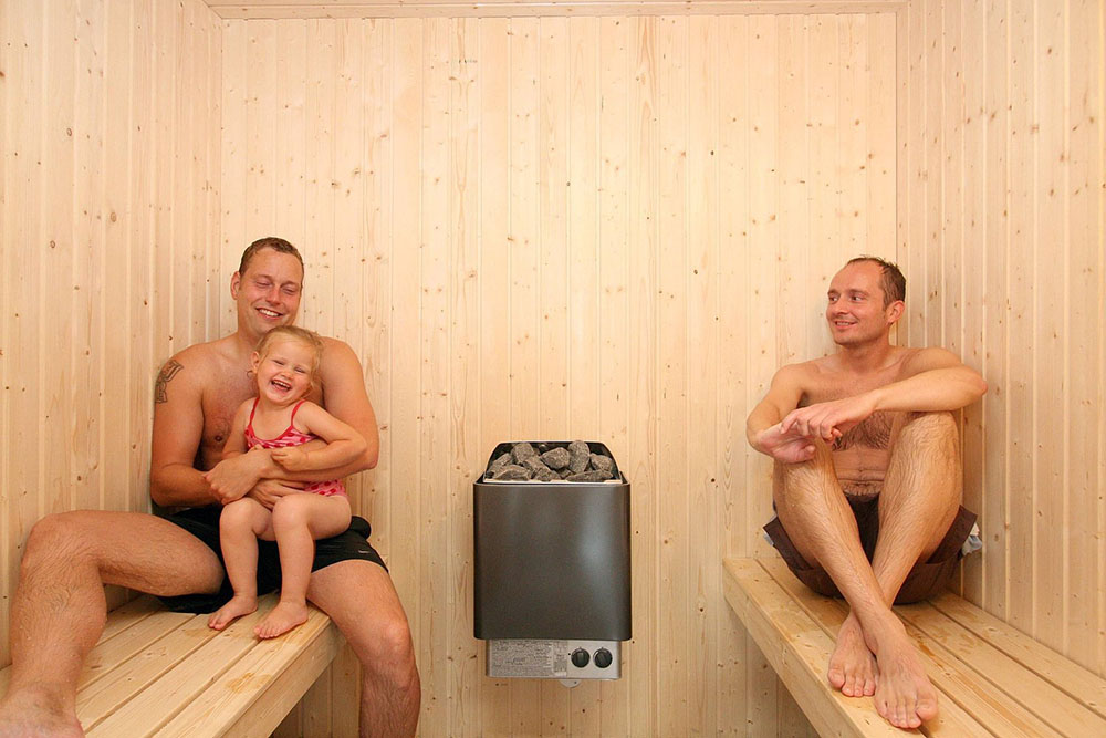 I husets store sauna kan man blivet varmet godt igennem på en kølig dag
