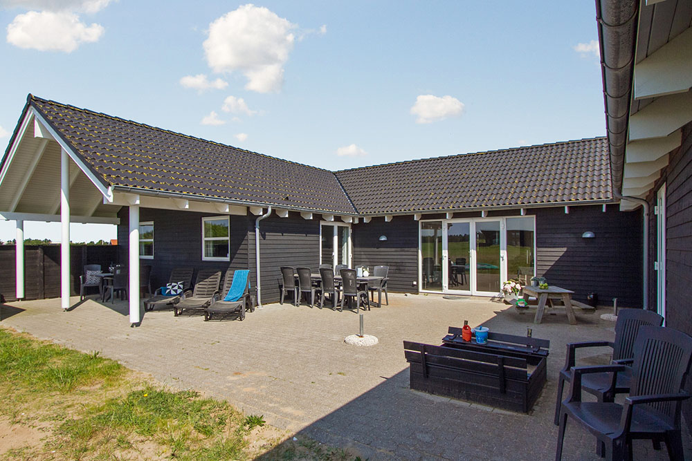 Nyd en grillaften på terrassen i luksushus nr. 195 i Nordjylland