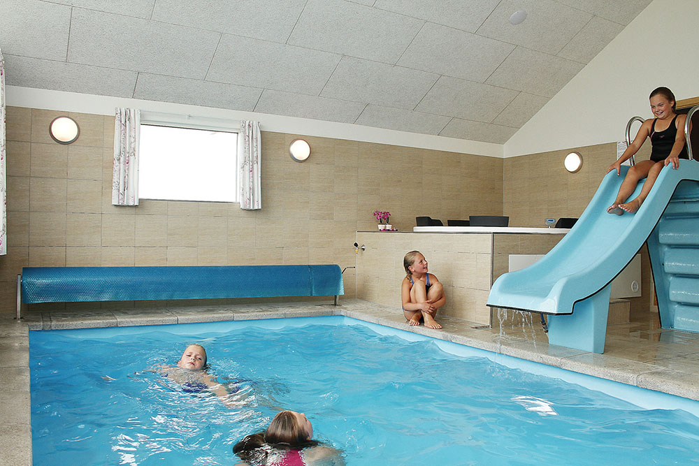 Den skønne poolafdeling indeholder udover swimmingpoolen med vandrutsjebane, et 4-6 personers spabad og en sauna