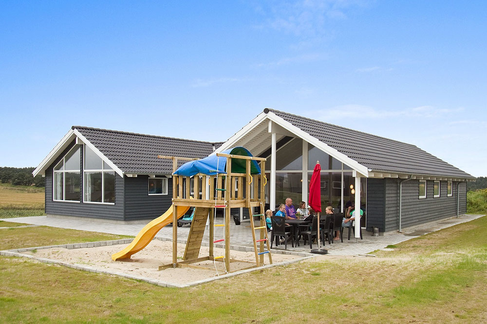 Husets store og delvist overdækkede terrasse indbyder med gode havemøbler til gode grillaftener. Til børnene er der både gynge, sandkasse og trampolin