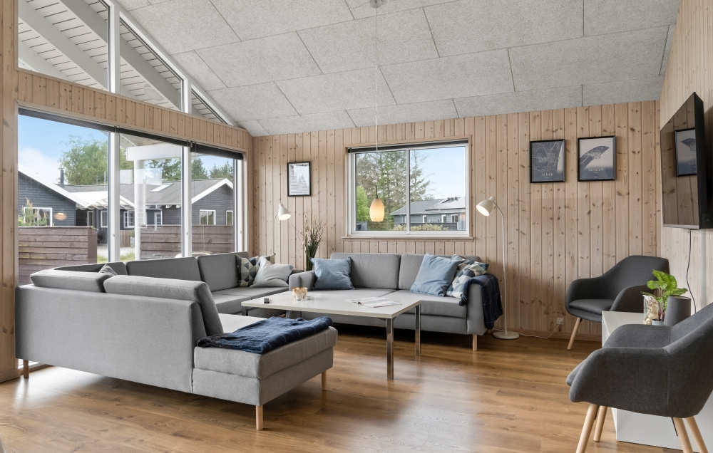 Det store lyse opholdrum i luksushus nr. 304 til 18.