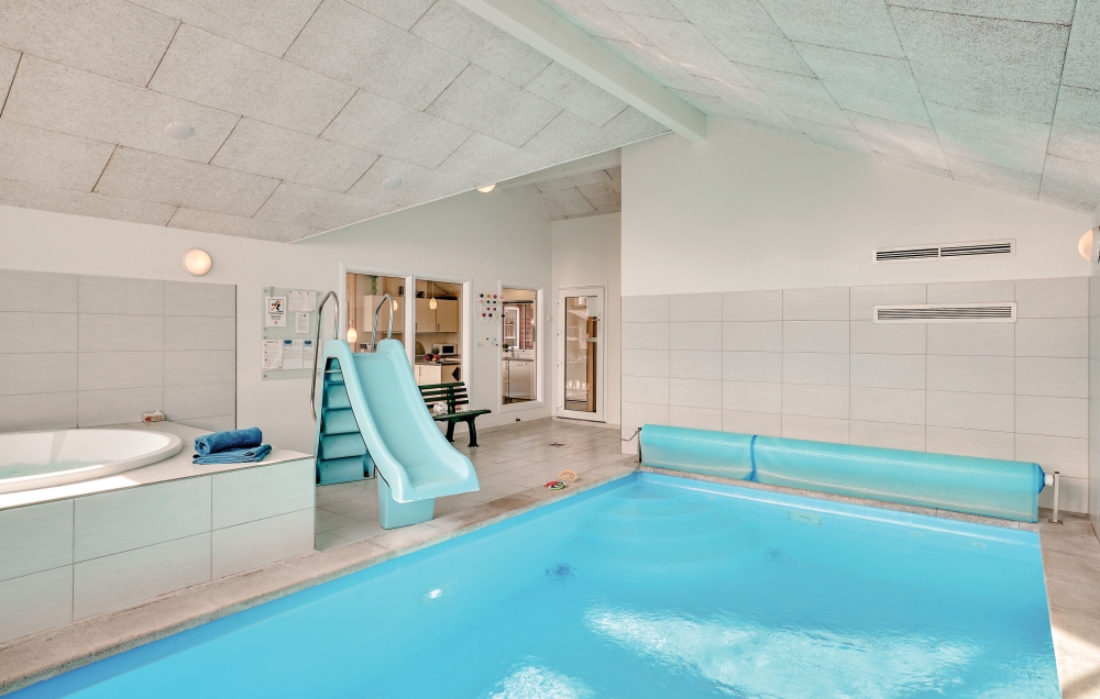 Sommerhus 304 er indrettet med en lækker poolafdeling med vandrutsjebane, dejlig stor indbygget spabad og sauna