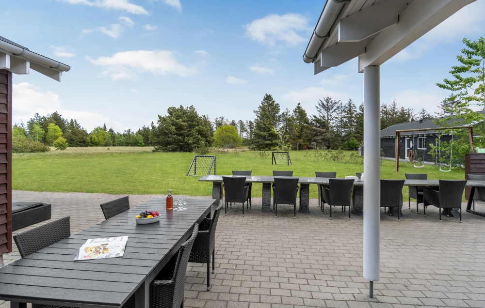 Luksushus nr. 304 har en dejlig terrasse med gode havemøbler til 18 personer.