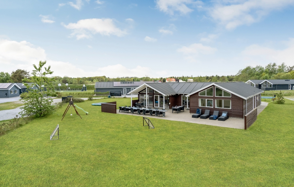 Flot sommerhus nr. 304 med god plads til op til 18 personer