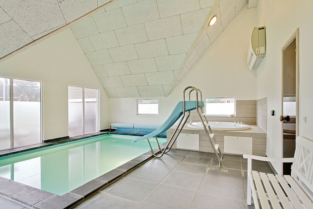Den store pool med rutsjebane indbyder til timers sjov og leg, og derefter kan der slappes af i både spa og sauna