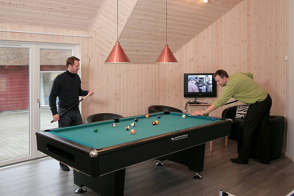I husets store aktivitetsrum kan spilles både billard, dart, fodboldspil og bordtennis