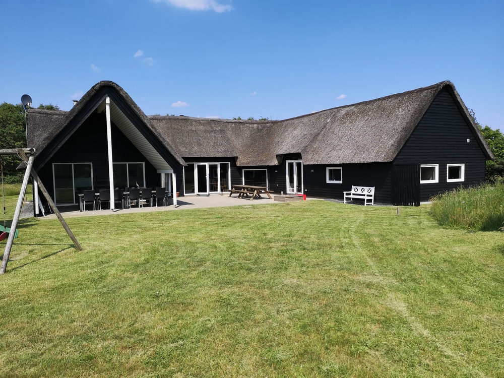 Dette velindrettede sommerhus til 20 personer på naturskønne Rømø rummer alt, hvad hjertet kan begære og mere til ..