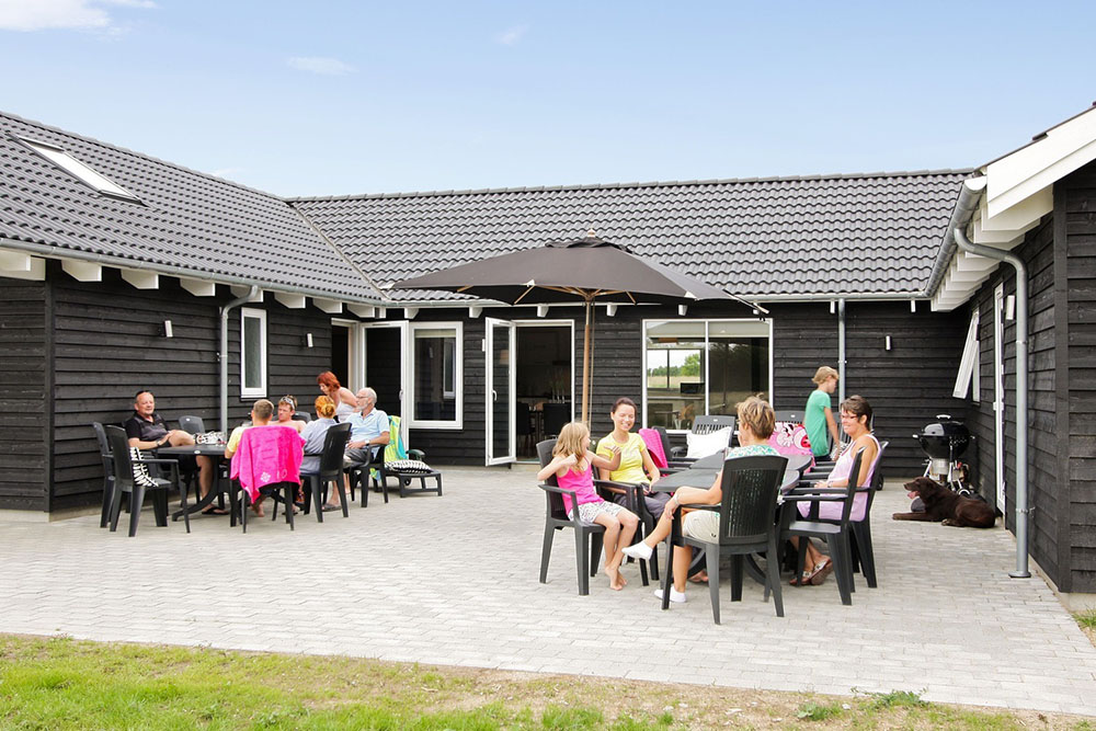 Udenfor kan man sole sig i gode havemøbler, eller grilles på den store terrasse. De mindste kan fortsætte legen i legetårnet og sandkassen