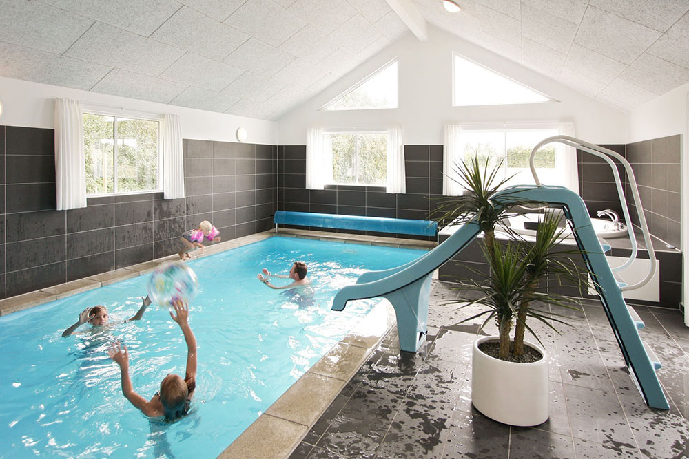 Poolafdelingen er et eldorado for vandhunde. Den store swimmingpool er udstyret med modstrømsanlæg, undervandslys, vandrutsjebane og en indbygget romertrappe