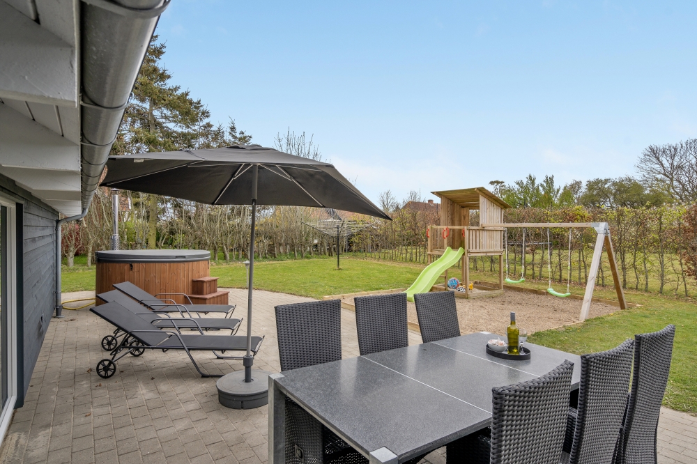 Luksushus nr. 264 har en dejlig terrasse med gode havemøbler til 14 personer.