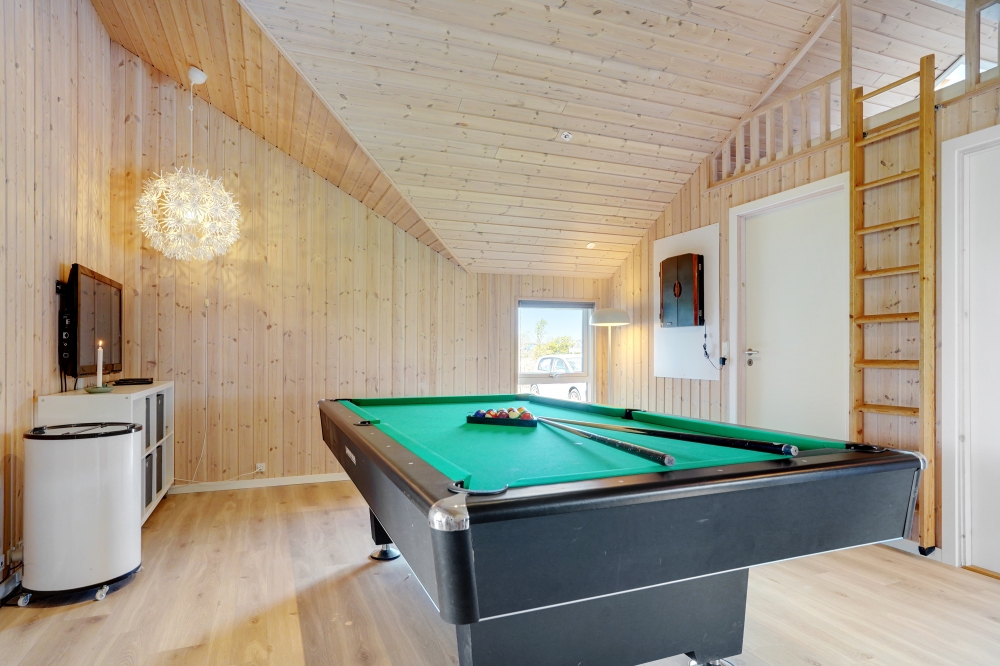 Ud over de mange timer, man kan bruge i husets pool-afdeling, så byder luksushus 264 også på billard/bordtennis og dart