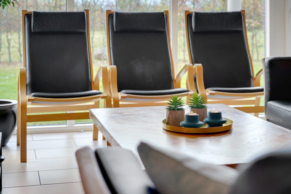 Der er mulighed for hygge i sommerhusets sofaarrangement, når I besøger luksushus nr. 264