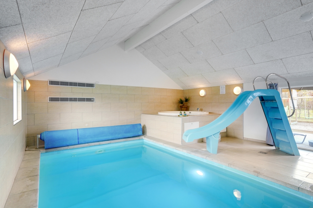 Sommerhus 264 er indrettet med en lækker poolafdeling med vandrutsjebane, dejlig stor indbygget spabad og sauna