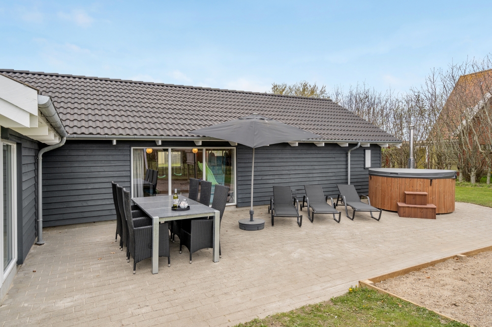 Nyd en grillaften på terrassen i luksushus nr. 264 i Sydjylland