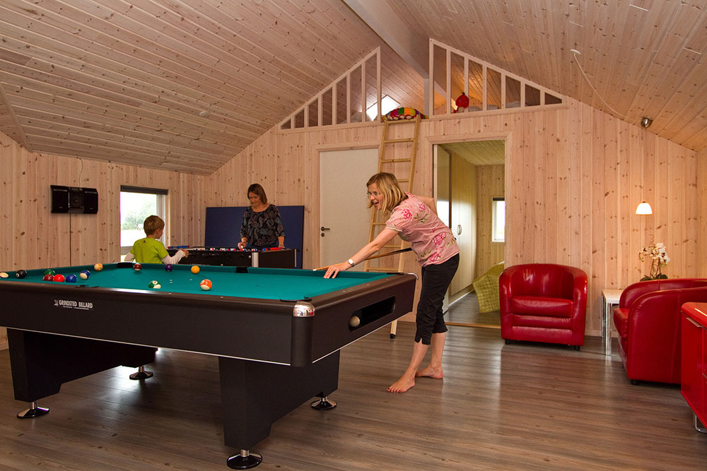 I husets aktivitetsrum er der ingen undskyldning for at sidde stille - der kan dystes i både bordtennis/billard, fodboldspil eller dart