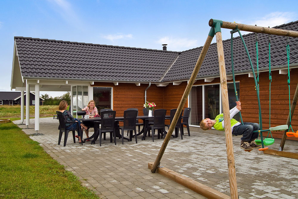 Terrassen er stor og delvist overdækket og dermed de perfekte rammer til den danske sommer