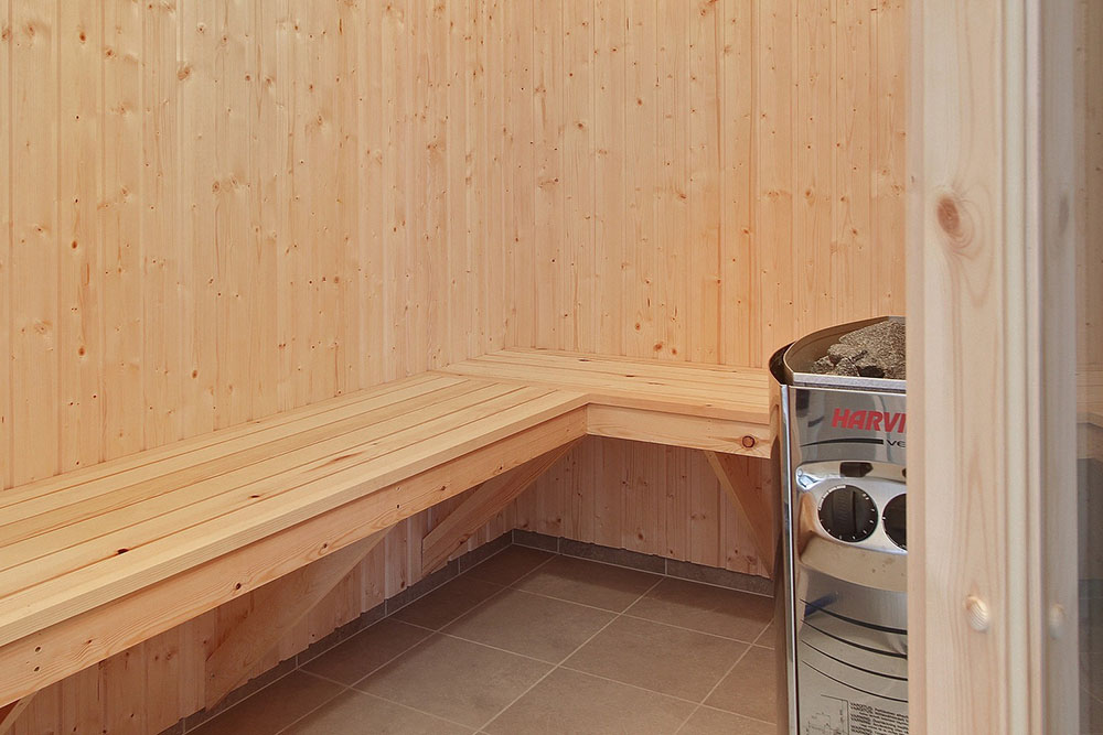 Efter svømmeturen kan der slappes af i husets sauna
