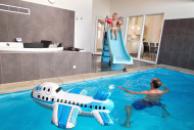 Både ung og gammel kan muntre sig i timevis i husets eget badeland, hvor der er pool med vandrutsjebane, spabad og sauna