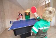 I aktivitetsrummet kan aktive gæster underholde sig i timevis med at spille bordtennis/billard, fodboldspil eller dart